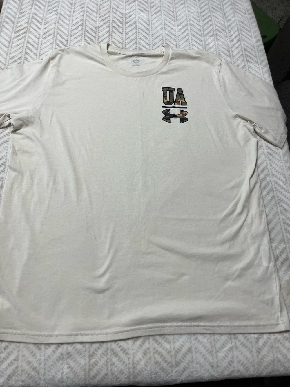 Under Armour Men’s Cream Short Sleeve Shirt with Camo Logo XL